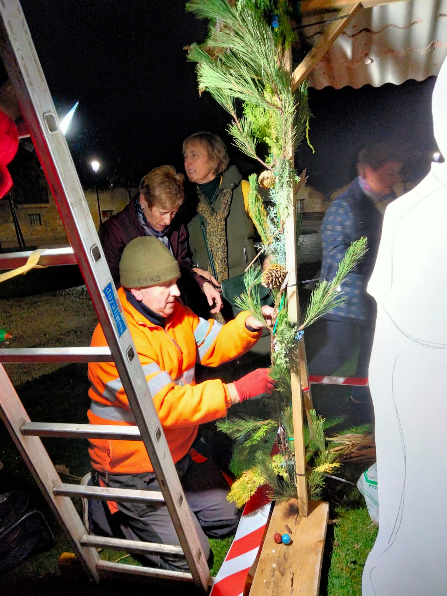 Montaje de las guirlandas en el pesebre gigante