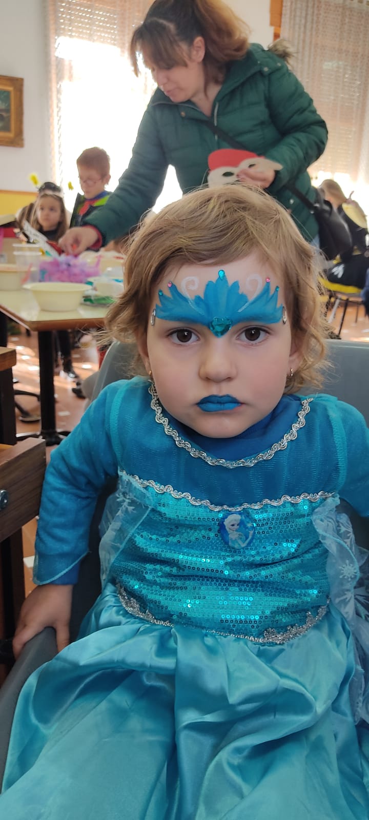 Maquillaje de carnaval de sirena en niña pequeña