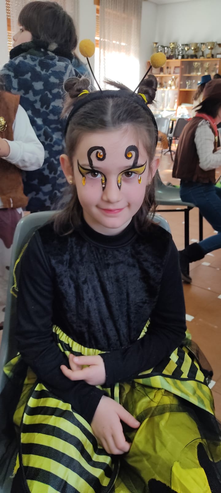 Niña con maquillaje  infantil de carnaval de abeja