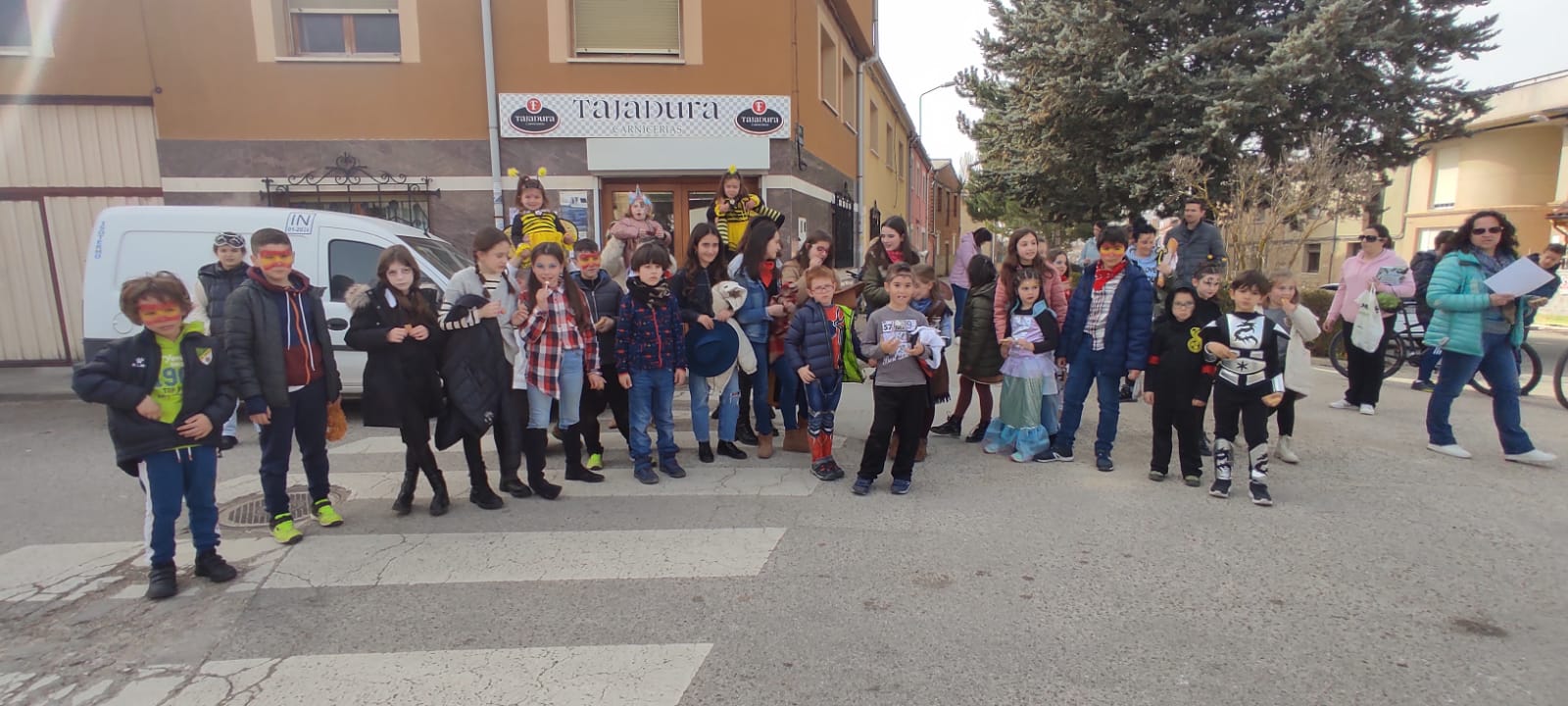 Niños participando en el pasacalles de Tardajos.