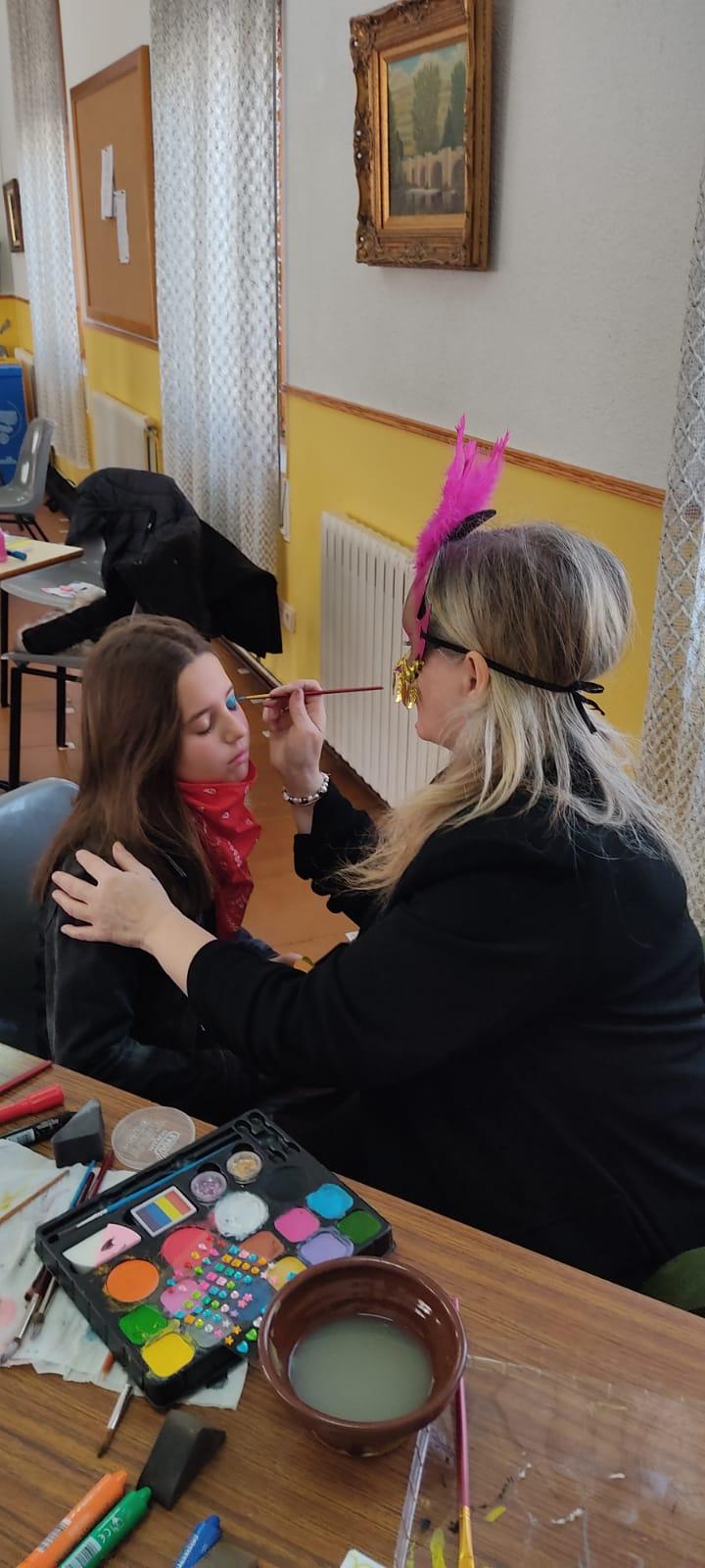 Monitora del taller realizando un maquillaje
