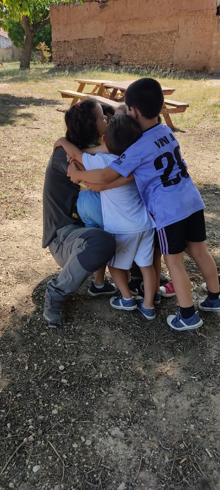 FOTO NIÑOS ABRAZANDO AL MONITOR