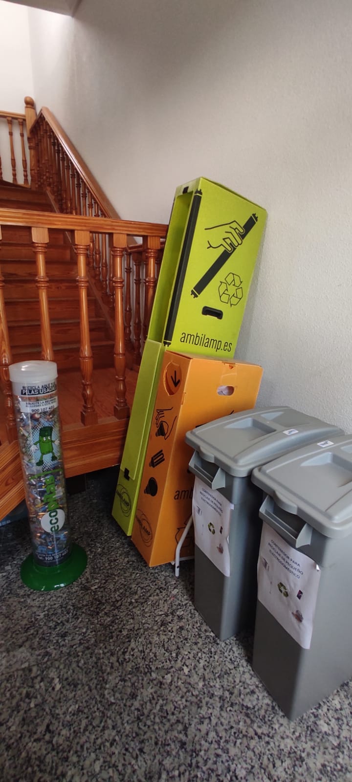 Espacio con contenedores para reciclado.