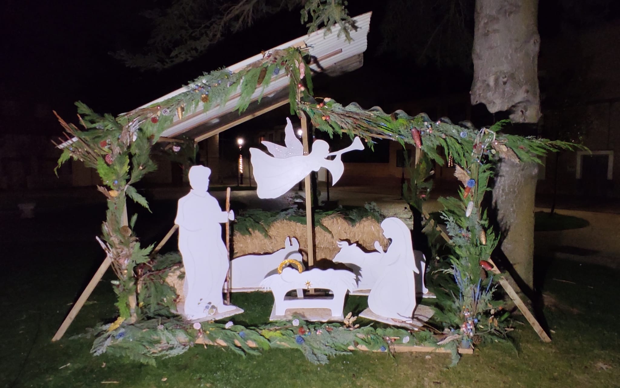Pesebre gigante de Tardajos creado en el taller de manualidades navideñas