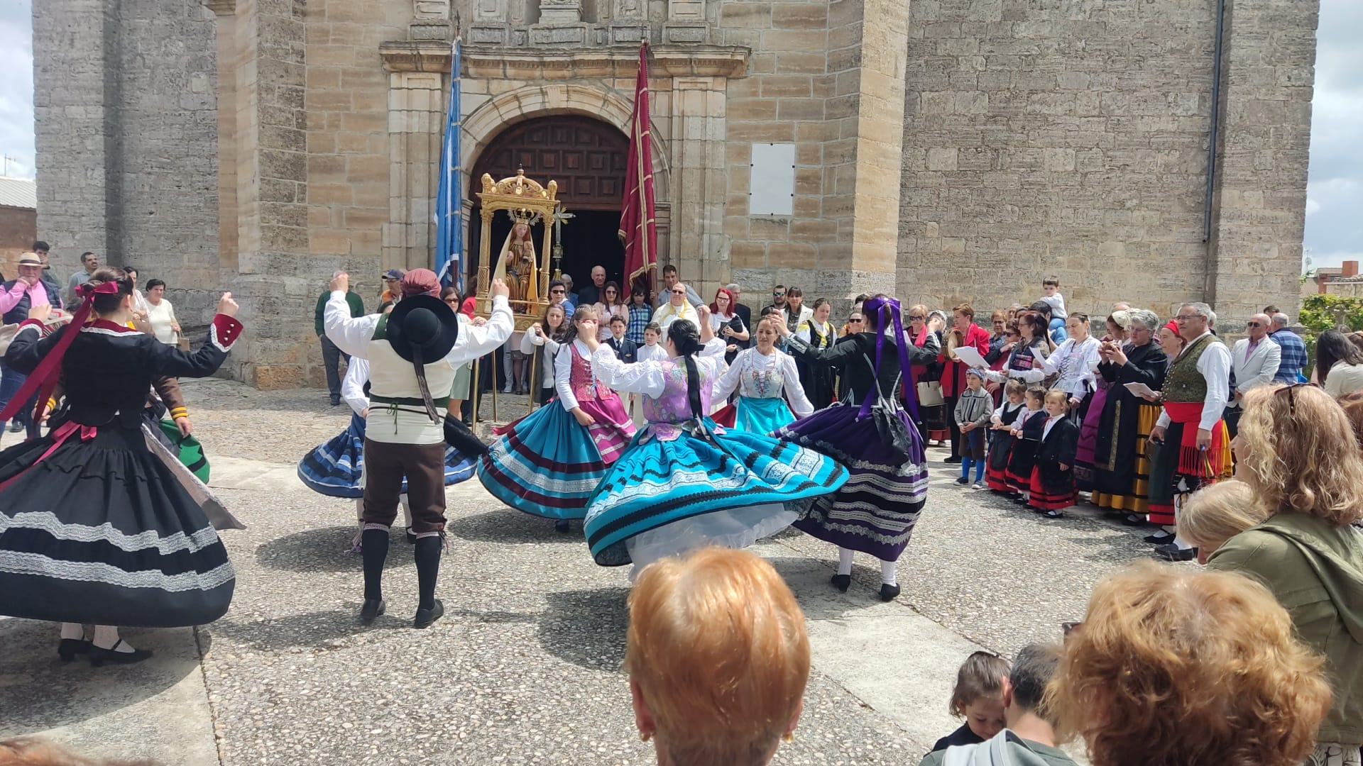 Danzas con los trajes regionales