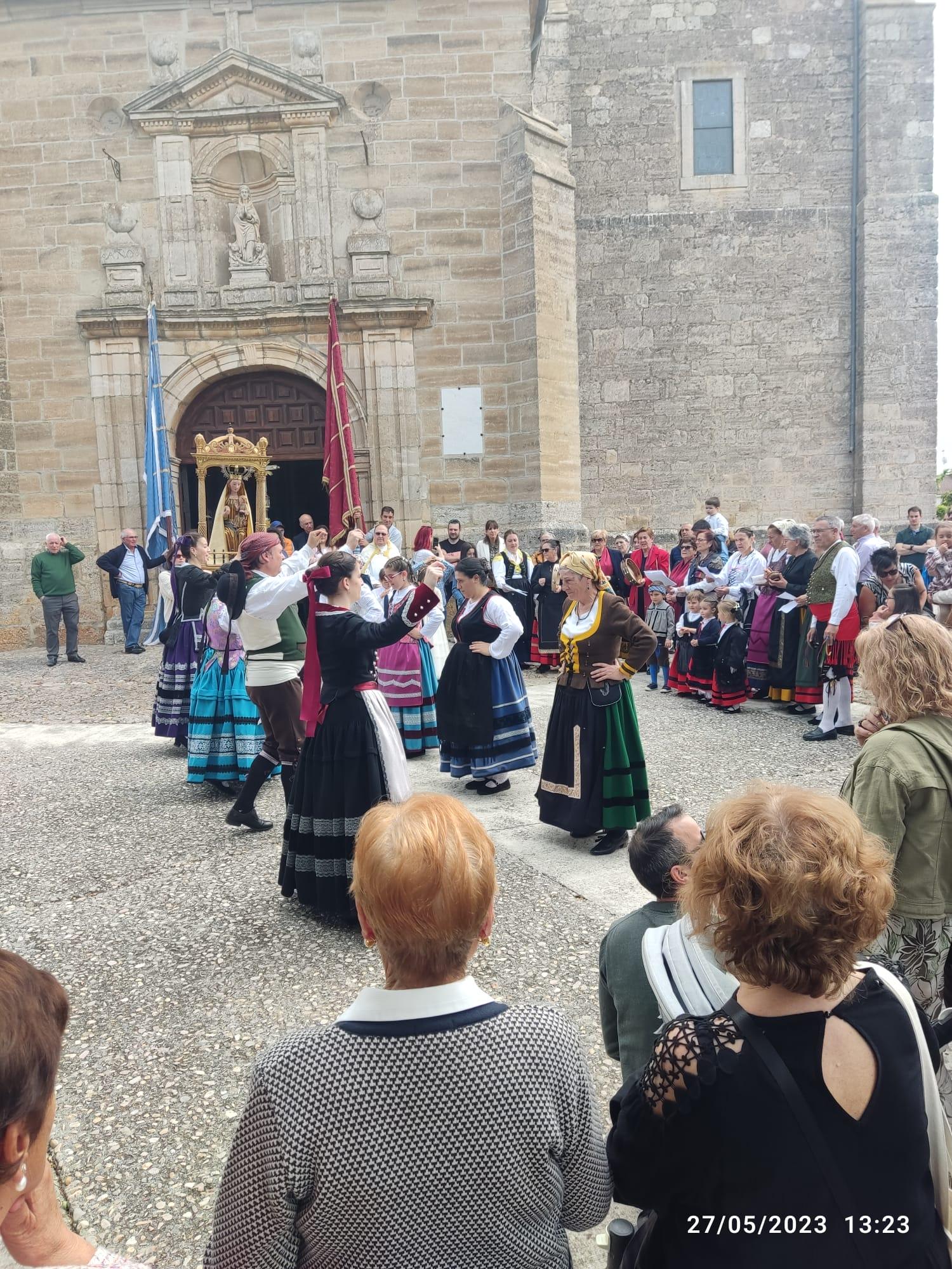 Danzas con los trajes regionales