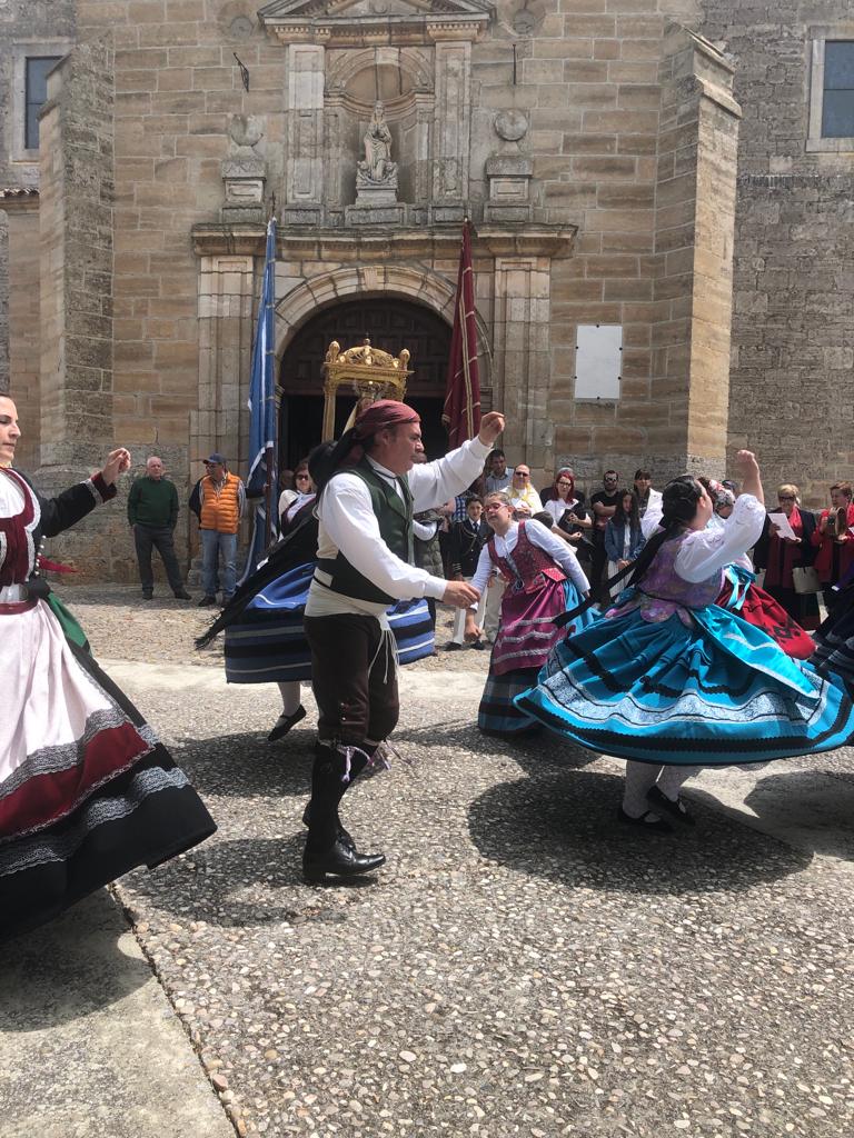 Danzas con los trajes regionales