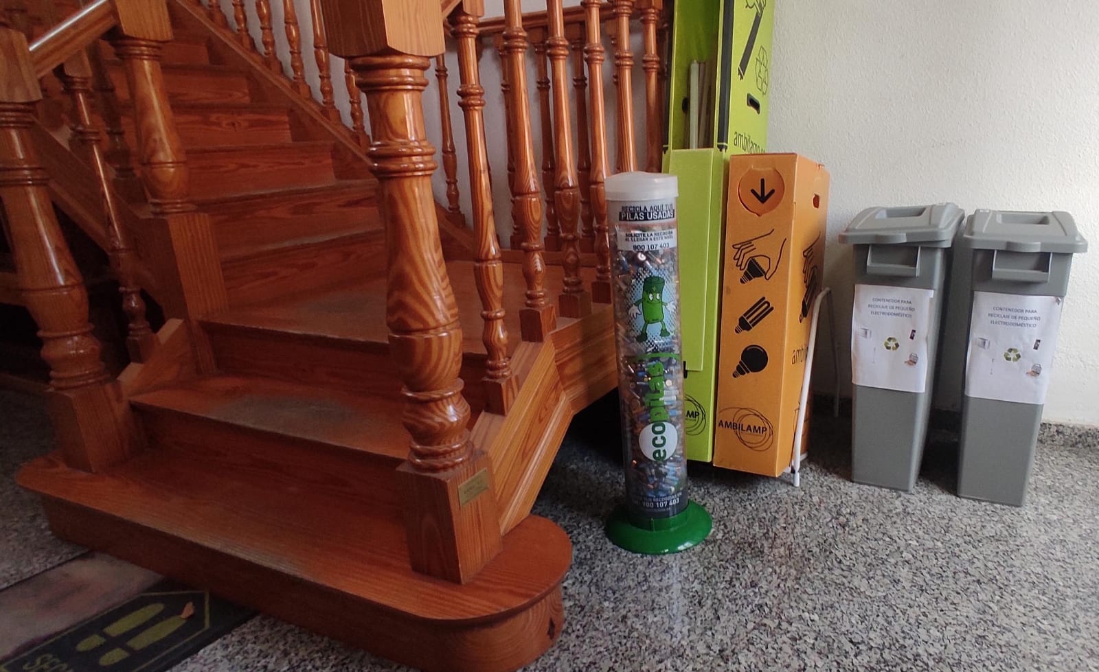 Puesto de Reciclaje de Pilas, Bombillas y pequeño electrodoméstico